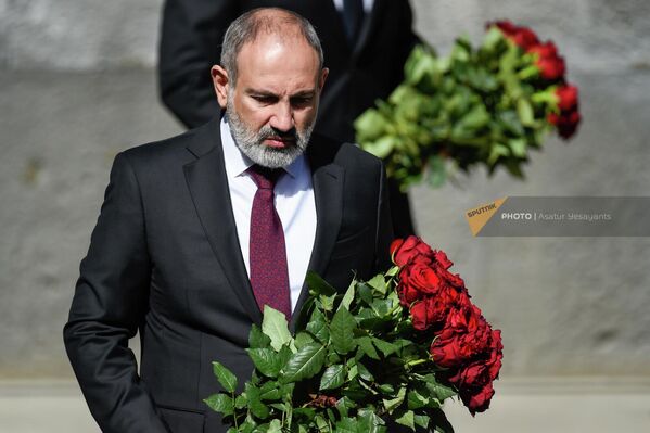 Премьер-министр Никол Пашинян возложил к Мемориалу алые розы - Sputnik Армения