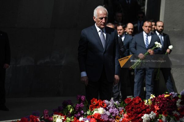 Президент Ваагн Хачатрян посетил Мемориал вместе с правительственной делегацией - Sputnik Армения
