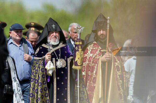 Католикос всех армян Гарегин II в "Цицернакаберде" помолился за упокой душ невинных жертв Геноцида армян Католикос всех армян Гарегин II в "Цицернакаберде" помолился за упокой душ невинных жертв Геноцида армян - Sputnik Армения