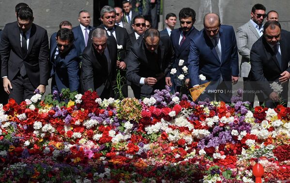 Члены правительства возлагают цветы - Sputnik Армения