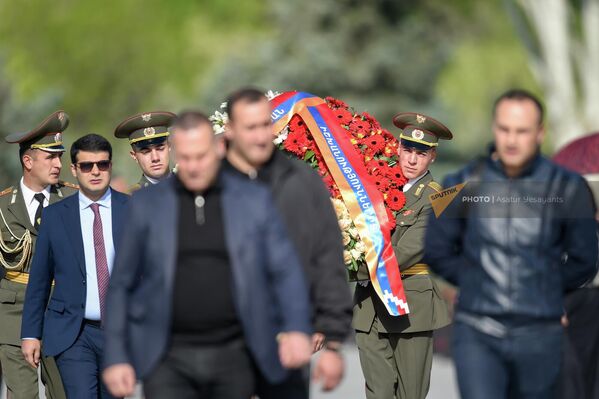 Солдаты несут венок от властей Карабаха  - Sputnik Армения