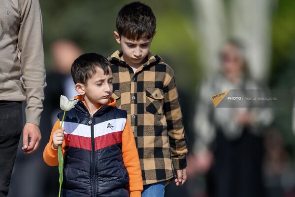 По традиции родители приводят своих детей - Sputnik Армения