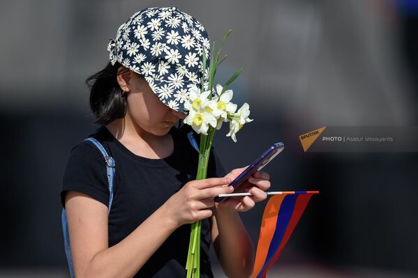 Девочка с букетом нарциссов  - Sputnik Армения