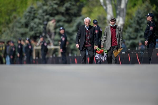 Несмотря на преклонный возраст, поднимаются воздать дань уважения погибшим и представители старшего поколения - Sputnik Армения