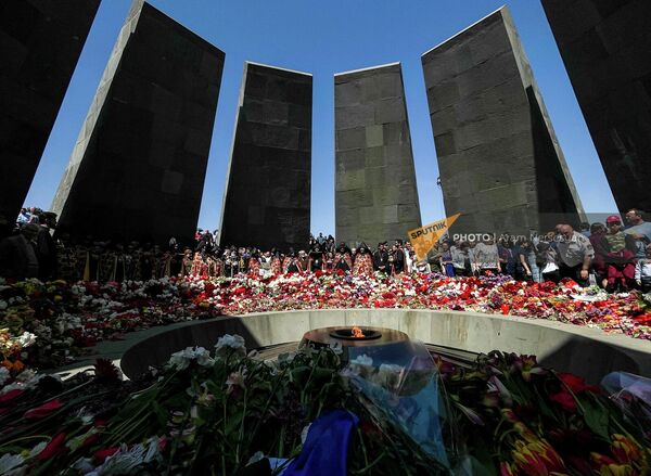 Цветы несут к Мемориалу со вчерашнего дня - Sputnik Армения