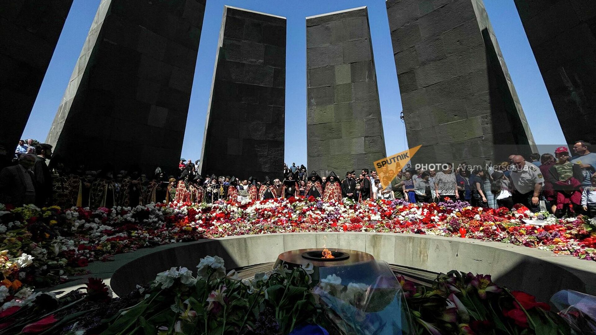Возложение цветов в мемориальном комплексе Цицернакаберд (24 апреля 2022). Ереван - Sputnik Армения, 1920, 22.04.2023