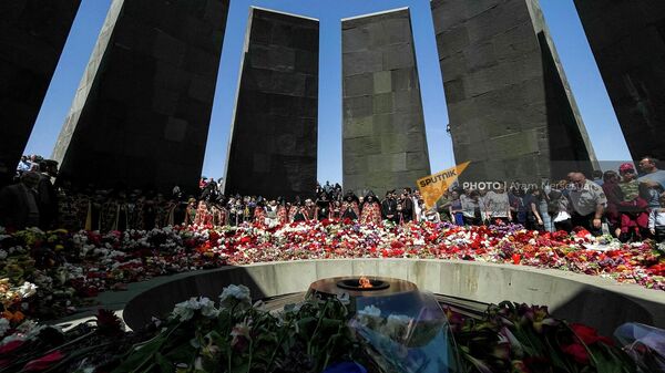 Возложение цветов в мемориальном комплексе Цицернакаберд (24 апреля 2022). Ереван - Sputnik Армения