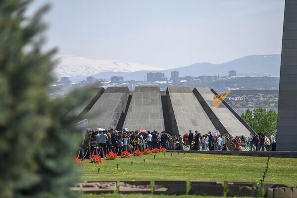 Мемориальный комплекс Цицернакаберд в День 107-й годовщины Геноцида армян - Sputnik Армения