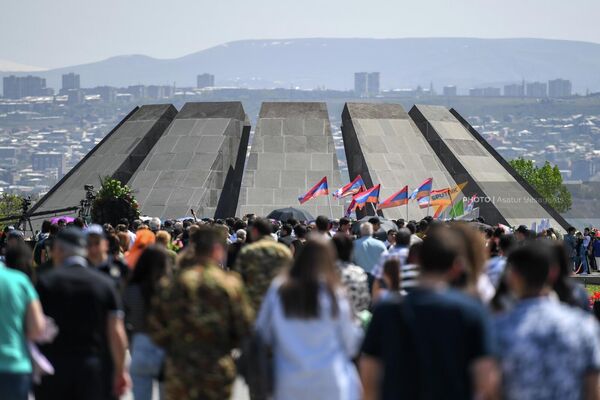 С утра к Мемориалу памяти жертв Геноцида армян несут цветы С утра к Мемориалу памяти жертв Геноцида армян несут цветы - Sputnik Армения