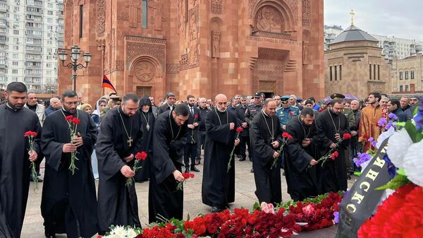 Церемония возложения цветов к мемориалу памяти жертв Геноцида армян, установленному на территории церковного комплекса ААЦ (24 апреля 2022). Москва
 - Sputnik Армения