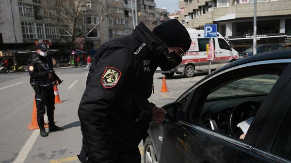 Полицейские проверяют удостоверения личности и документы людей во время двухдневной общенациональной блокировки (3 апреля 2021)ю Анкара - Sputnik Армения