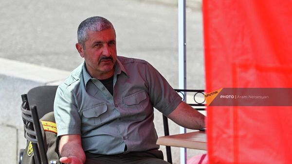 Объявивший голодовку отец погибшего старшего лейтенанта Левона Аветисяна, Мисак Аветисян, на площади Свободы (25 апреля 2022). Еревaн - Sputnik Армения