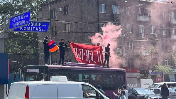 Молодежное крыло партии АРФ Дашнакцутюн проводит акцию неповиновения на перекрестке Комитас-Вагаршян (25 апреля 2022). Еревaн - Sputnik Армения