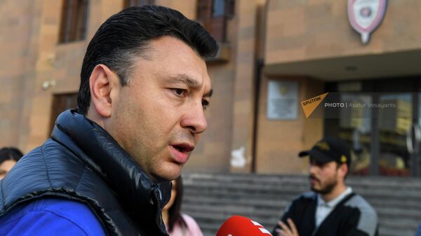 Эдуард Шармазанов у здания полиции административного района Кентрон (25 апреля 2022). Еревaн - Sputnik Армения