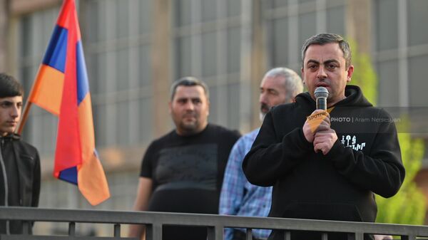Ишхан Сагателян обращается к собравшимся у Церкви Сурб Хач на проспекте Комитаса (25 апреля 2022). Еревaн - Sputnik Армения