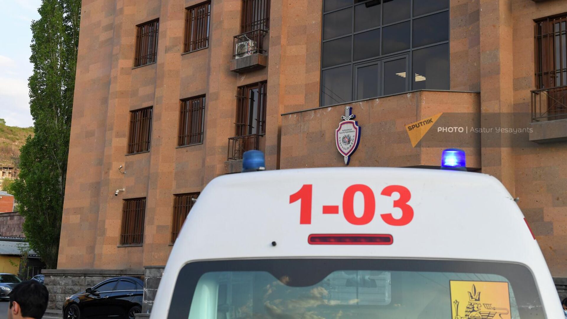 Автомобиль скорой помощи у здания полиции административного района Кентрон (25 апреля 2022). Еревaн - Sputnik Армения, 1920, 13.03.2023