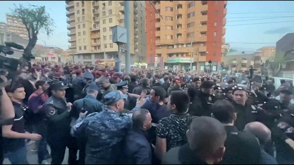Между участниками оппозиционного шествия и полицией произошла стычка - Sputnik Армения