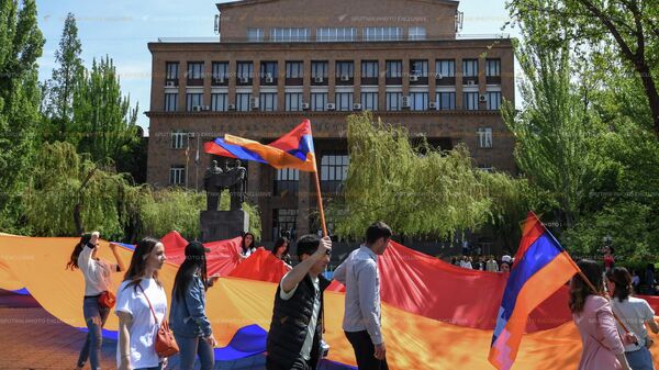 Присоединяйтесь. молодые люди проводят в ереванских вузах акции по информированию (26 апреля 2022). Ереван - Sputnik Армения