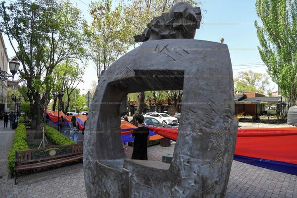 Молодежь прошла мимо разных вузов в сторону правительства Молодежь прошла мимо разных вузов в сторону правительства - Sputnik Армения