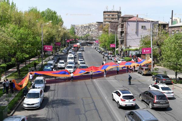 На какой-то момент студенты перекрыли движение на улице Ханджяна На какой-то момент студенты перекрыли движение на улице Ханджяна - Sputnik Армения