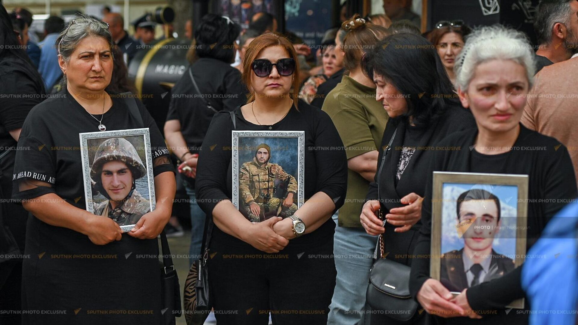 Արցախյան պատերազմում զոհված զինծառայողների ծնողների ակցիան Ազնավուրի հրապարակում (26 ապրիլի, 2022թ). Երևան - Sputnik Արմենիա, 1920, 26.04.2022