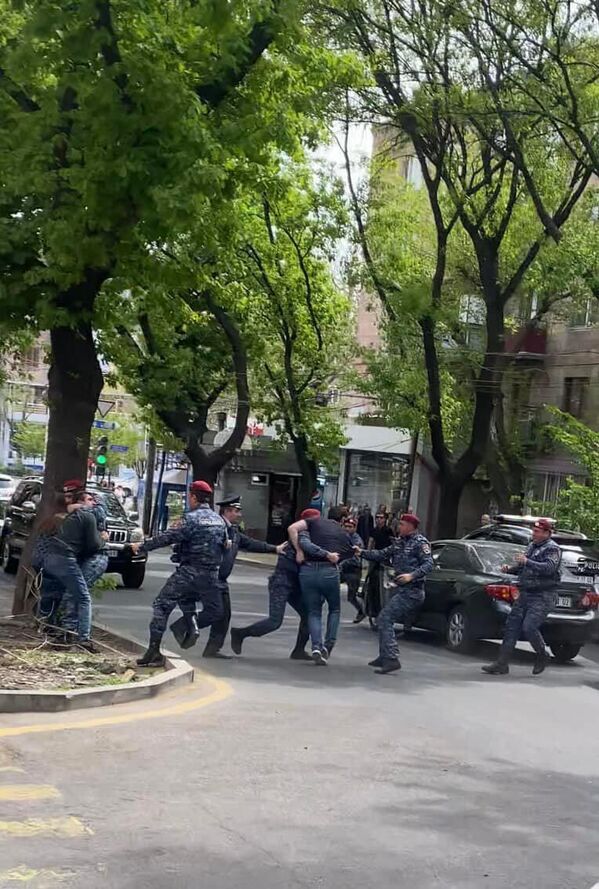 Не обошлось без грубых задержаний Не обошлось без грубых задержаний - Sputnik Армения