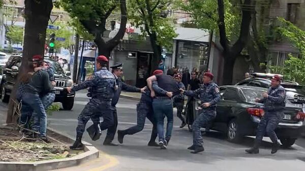 Полиция задерживает активистов молодежного крыла партии Дашнакцутюн, перекрывших движение на проспекте Комитаса в рамках акции по информированию Присоединяйтесь (26 апреля 2022). Еревaн - Sputnik Армения