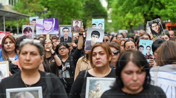 Արցախի պատերազմում զոհված զինծառայողների ծնողները շարժվում են դեպի Գլխավոր դատախազություն (26 ապրիլի, 2022թ). Երևան - Sputnik Արմենիա