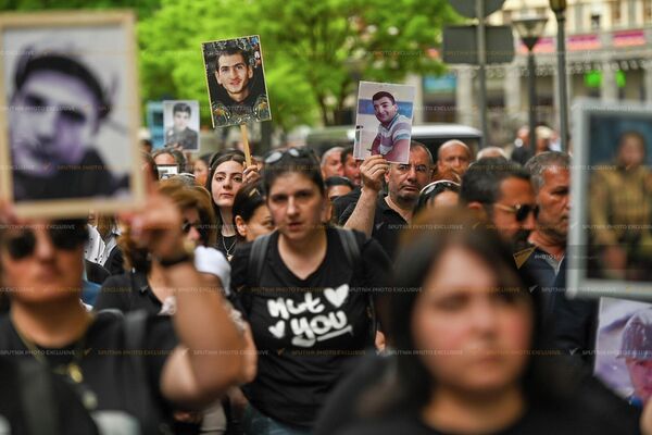 Участники направились шествием к зданию Генпрокуратуры - Sputnik Армения