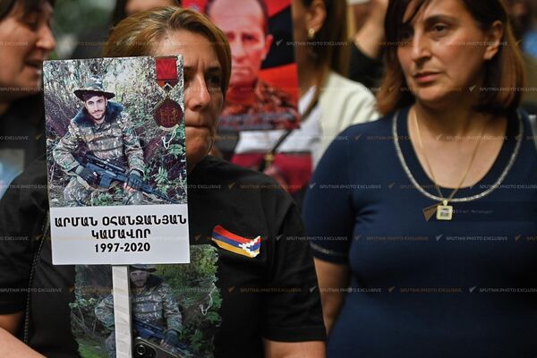 Некоторые держали плакаты с фотографиями своих детей - Sputnik Армения