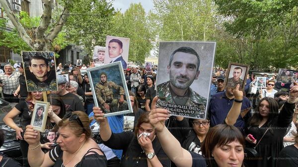 Родственники погибших военнослужащих у здания Генпрокуратуры Армении (26 апреля 2022). Еревaн - Sputnik Армения