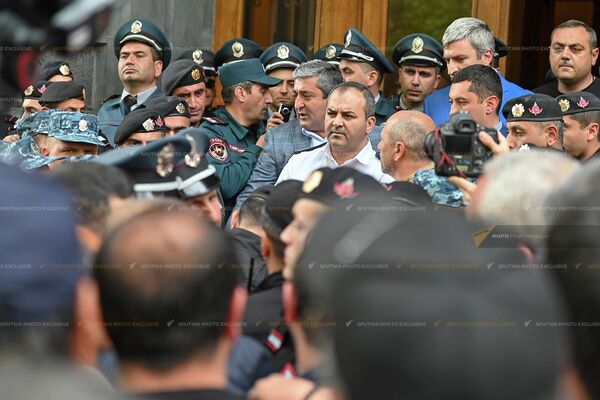 Дело о 44-дневной войне крайне сложное, чтобы о нем говорить на ногах и при столь большом стечении народа, сказал Артур Давтян Дело о 44-дневной войне крайне сложное, чтобы о нем говорить на ногах и при столь большом стечении народа, сказал Артур Давтян - Sputnik Армения