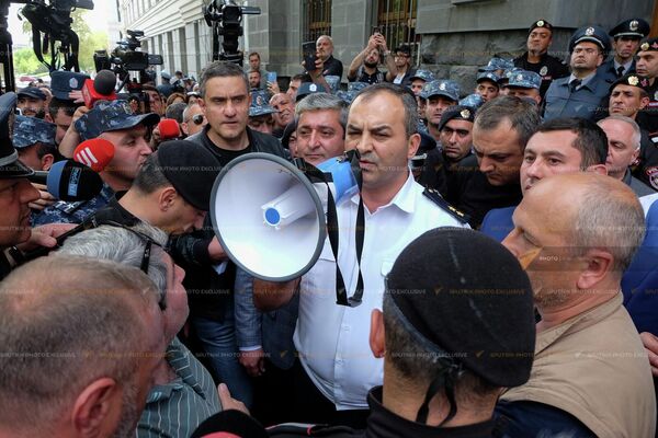 Генпрокурор Армении Артур Давтян вышел к родственникам погибших военнослужащих  - Sputnik Армения
