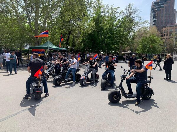 Еще одна акция - на скутерах - стартовала с площади Свободы - Sputnik Армения