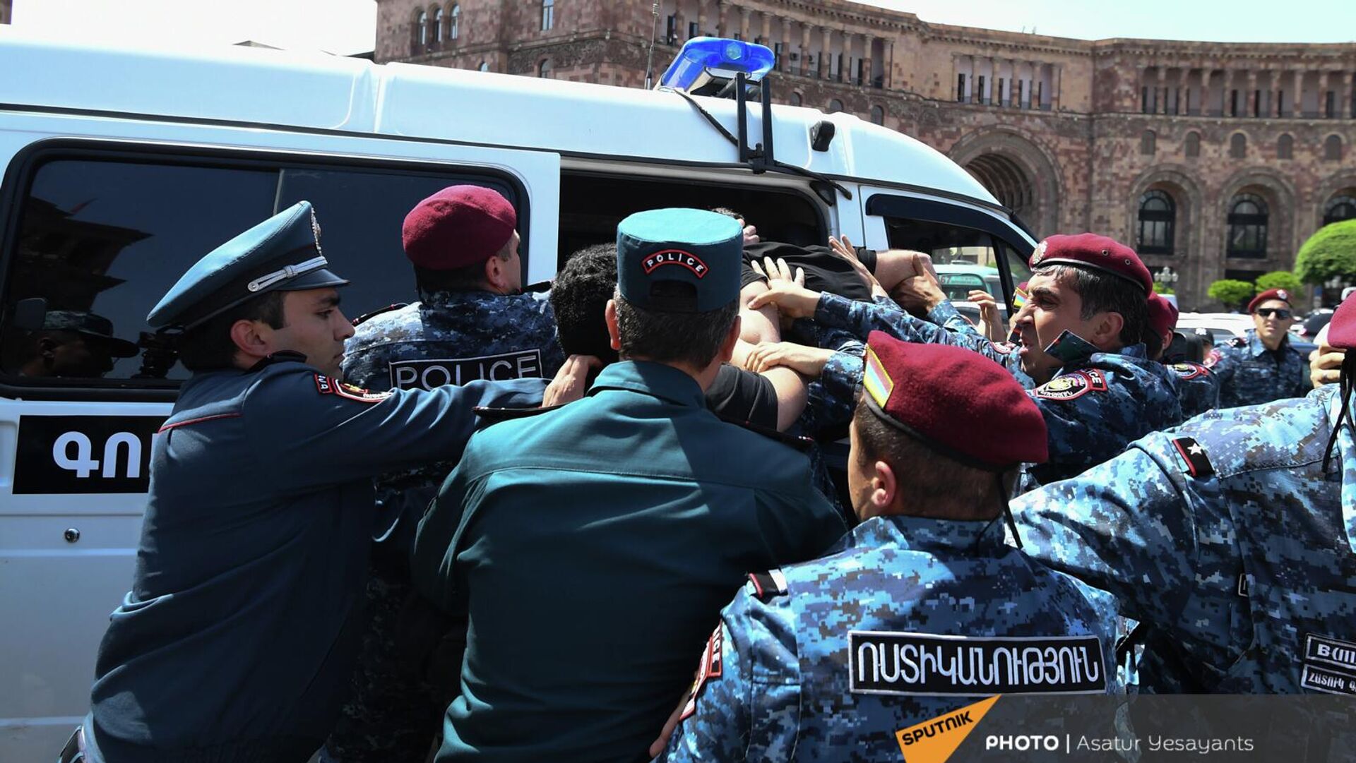 Полиция задерживает участников акции по информированию Присоединяйтесь (26 апреля 2022). Ереван - Sputnik Армения, 1920, 05.05.2022