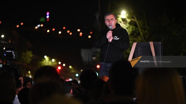 Ишхан Сагателян выступает перед участниками марша осведомленности Проснись, Лао, день второй (26 апреля 2022). Еревaн - Sputnik Армения