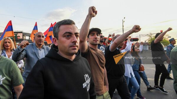 Ишхан Сагателян и Левон Кочарян среди участников марша осведомленности Проснись, Лао, день второй (26 апреля 2022). Еревaн - Sputnik Армения
