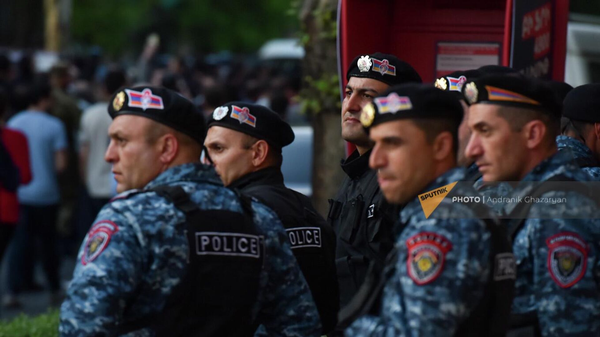 Полиция наблюдает за участниками марша осведомленности Проснись, Лао с флагами (26 апреля 2022). Еревaн - Sputnik Армения, 1920, 11.03.2023