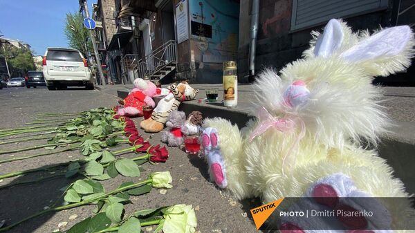 Цветы и игрушки на месте аварии беременной женщины на перекрестке улиц Лео - Пароняна (27 апреля 2022). Еревaн - Sputnik Армения