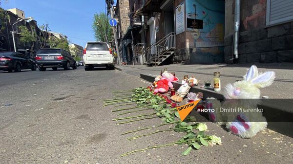 Цветы и игрушки на месте аварии беременной женщины на перекрестке улиц Лео - Пароняна (27 апреля 2022). Еревaн - Sputnik Армения
