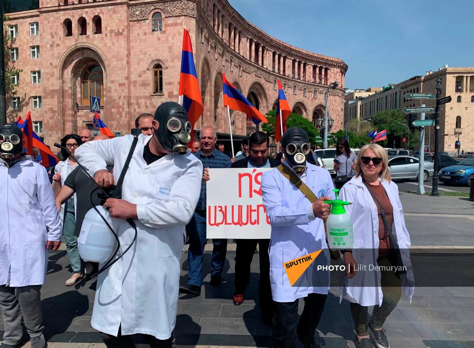 Участники акции протеста со средствами дезинфекции в противогазах на площади Республики (27 апреля 2022). Еревaн Участники акции протеста со средствами дезинфекции в противогазах на площади Республики (27 апреля 2022). Еревaн - Sputnik Արմենիա, 1920, 27.04.2022