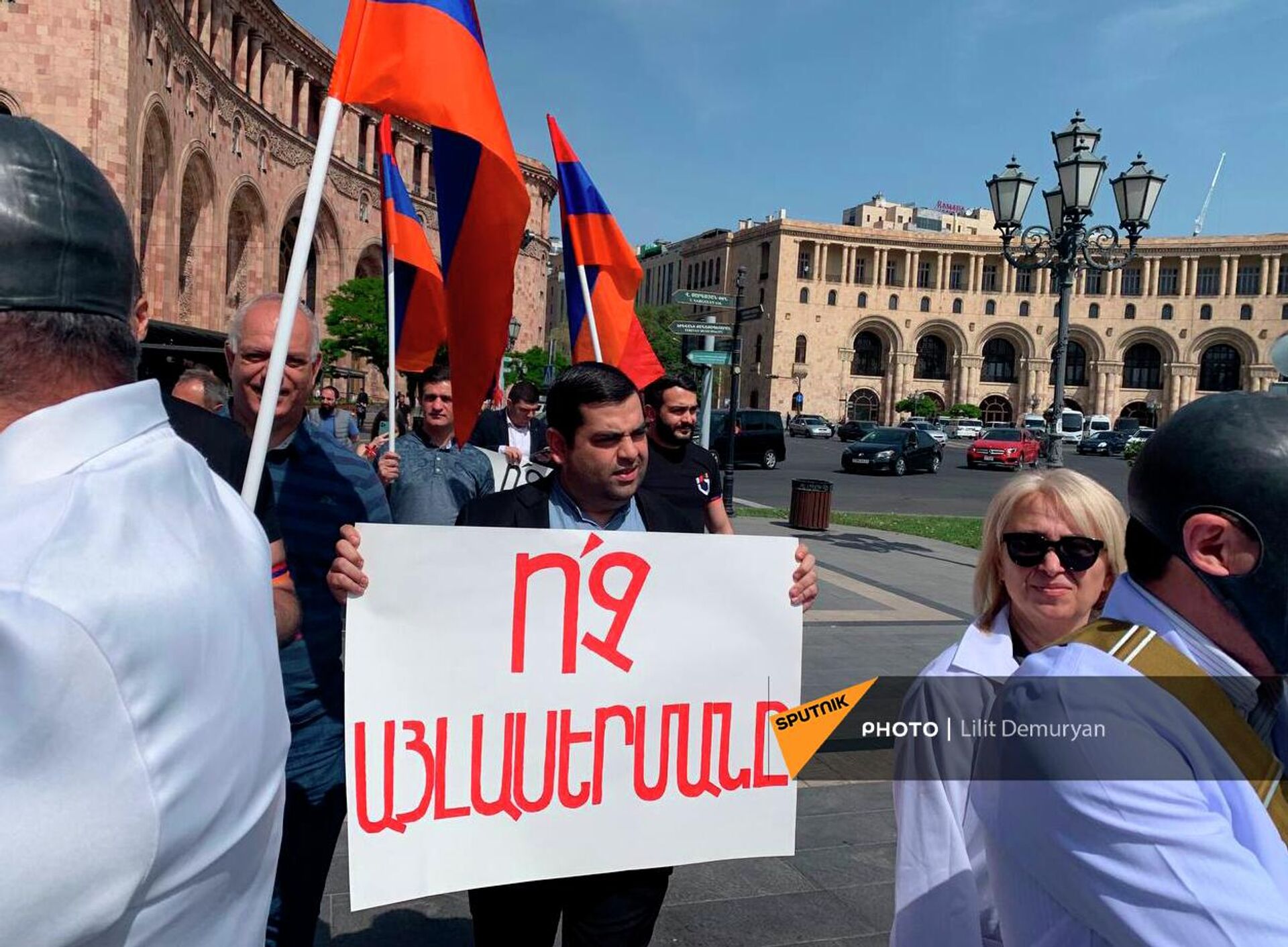 Участники акции протеста со средствами дезинфекции в противогазах на площади Республики (27 апреля 2022). Еревaн - Sputnik Արմենիա, 1920, 27.04.2022