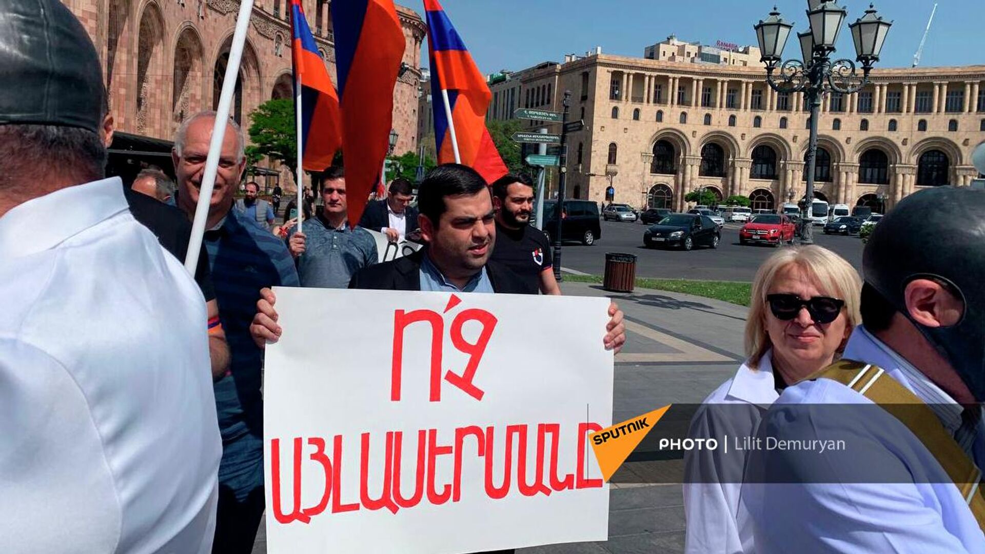 Участники акции протеста со средствами дезинфекции в противогазах на площади Республики (27 апреля 2022). Еревaн - Sputnik Армения, 1920, 27.04.2022