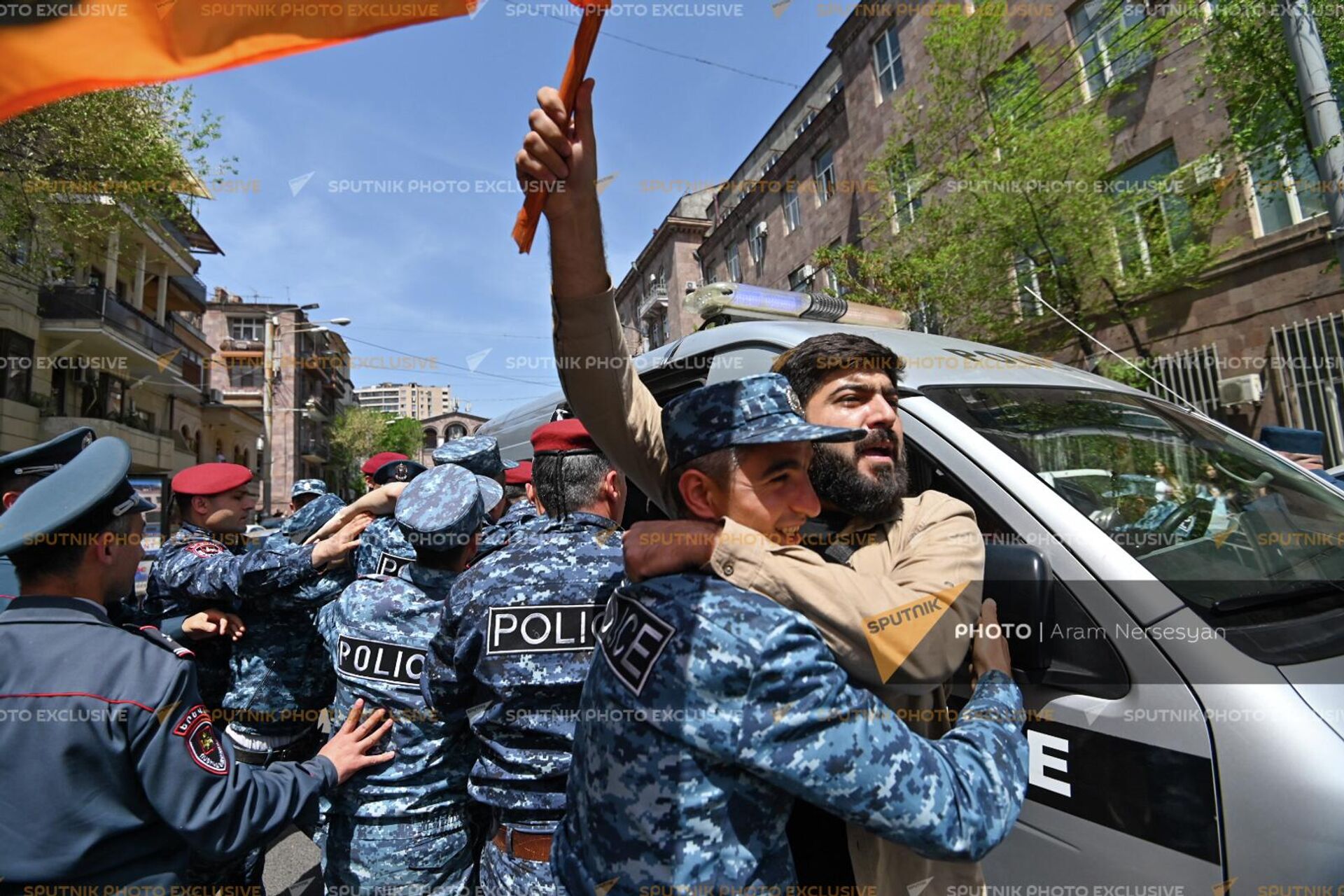 Полиция проводит арест участников молодежной акции протеста (27 апреля 2022). Еревaн - Sputnik Армения, 1920, 27.04.2022