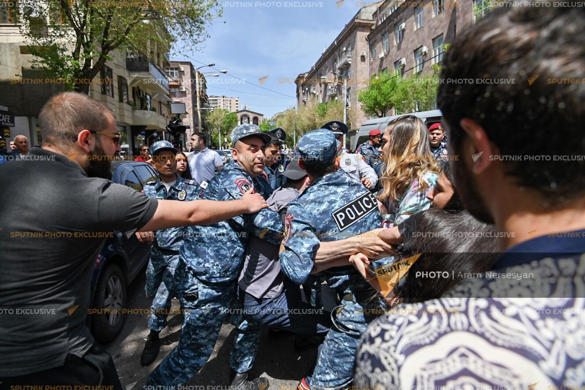Полиция проводит арест участников молодежной акции протеста (27 апреля 2022). Еревaн - Sputnik Армения, 1920, 27.04.2022