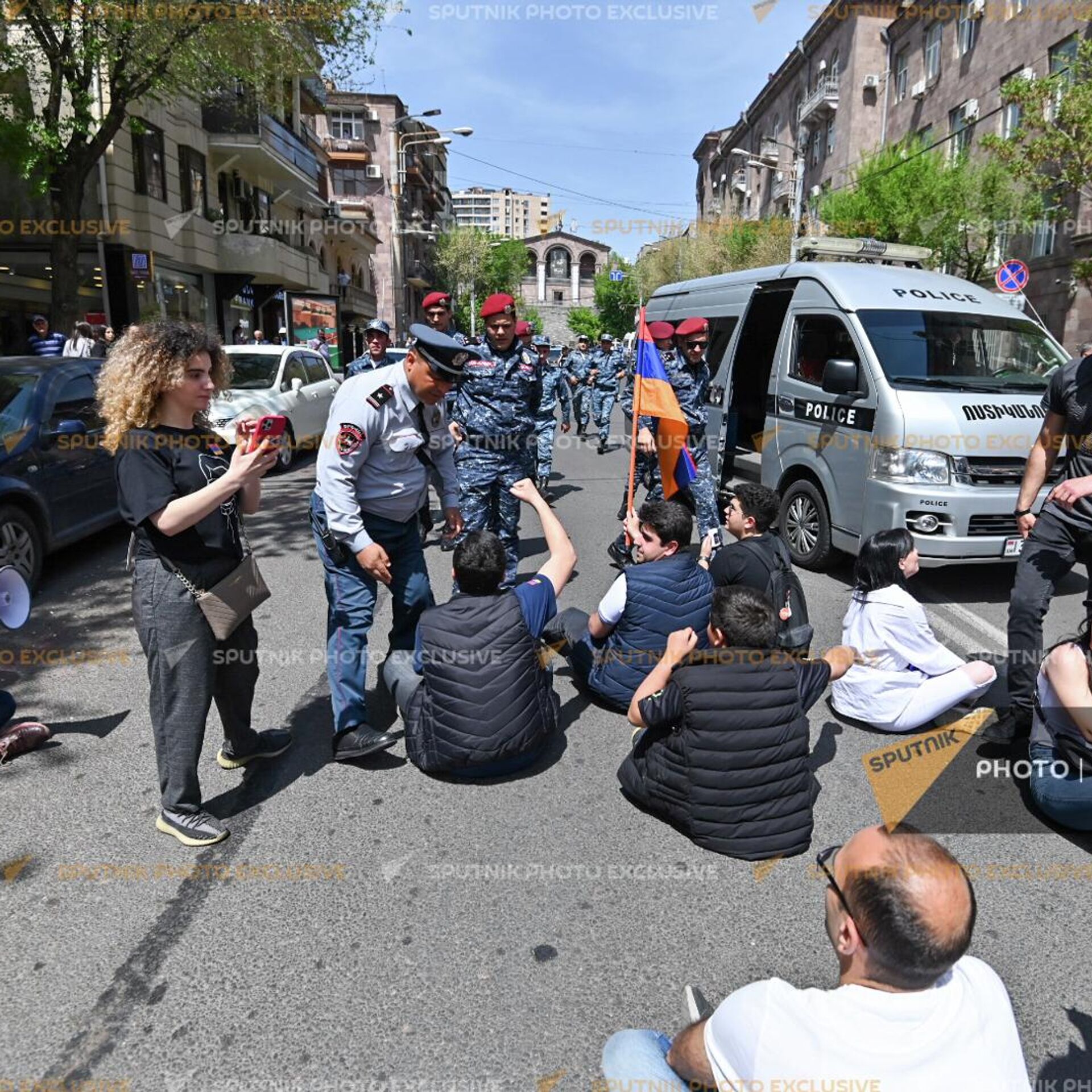 Последний новости еревана армения видео. Протесты в Армении. Фото людей на улицах Еревана. Идут протесты в Ереване.