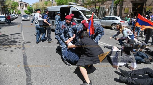 Полиция проводит арест участников молодежной акции протеста (27 апреля 2022). Еревaн - Sputnik Армения