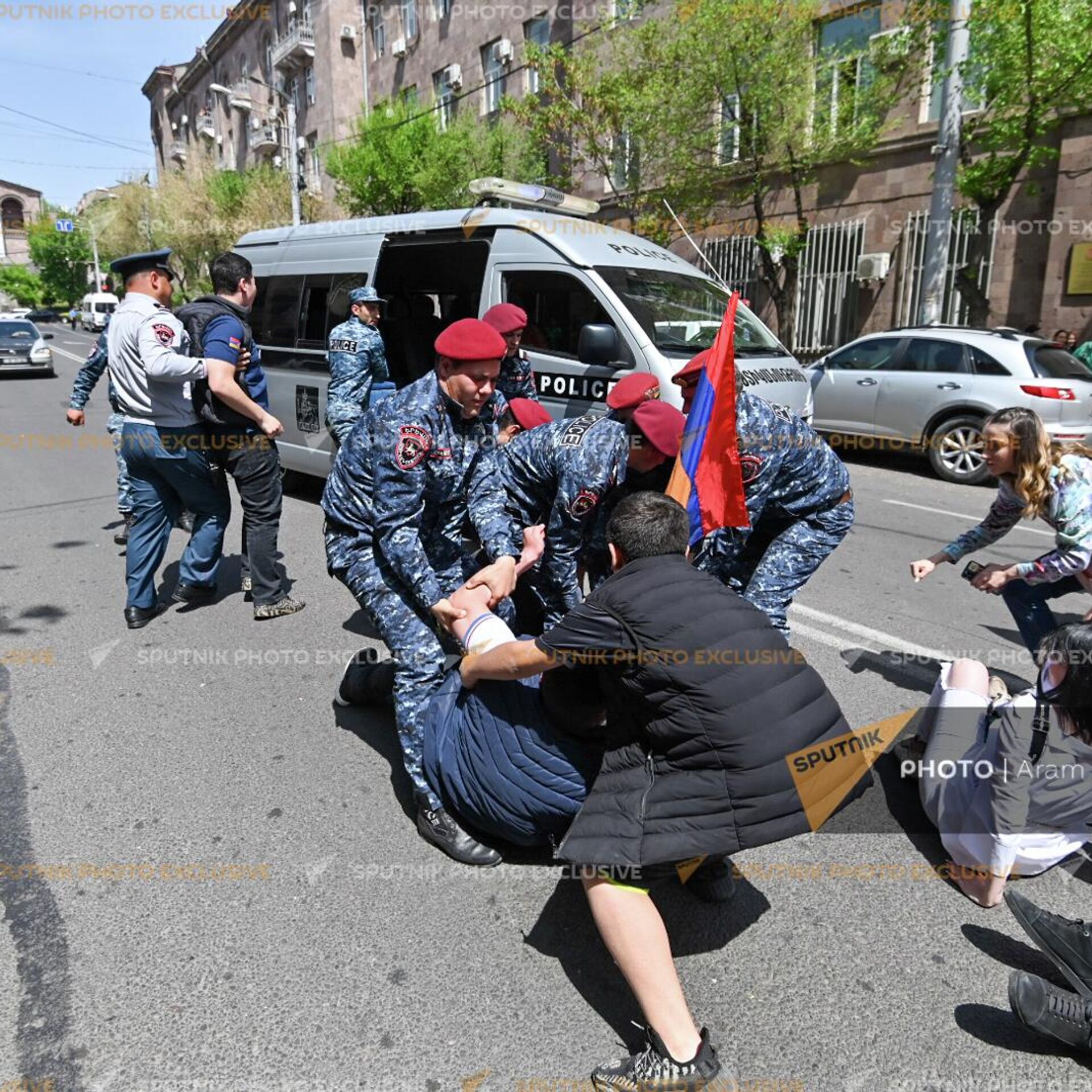 Новости армении на сегодня свежие срочно. Полиция Армении. Акции протеста в Ереване. Армения люди. Молодежные протесты.