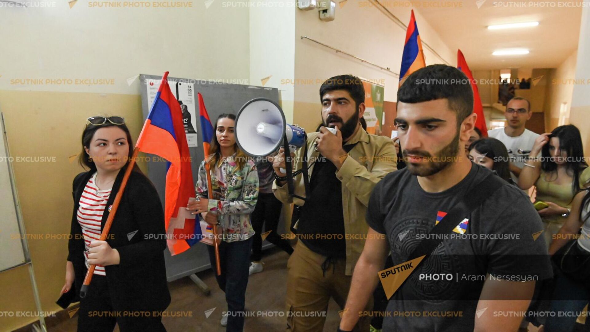 Молодежь с флагами Арцаха и Армении проводит акцию протеста с призывом примкнуть к оппозиции (27 апреля 2022). Еревaн - Sputnik Армения, 1920, 27.04.2022