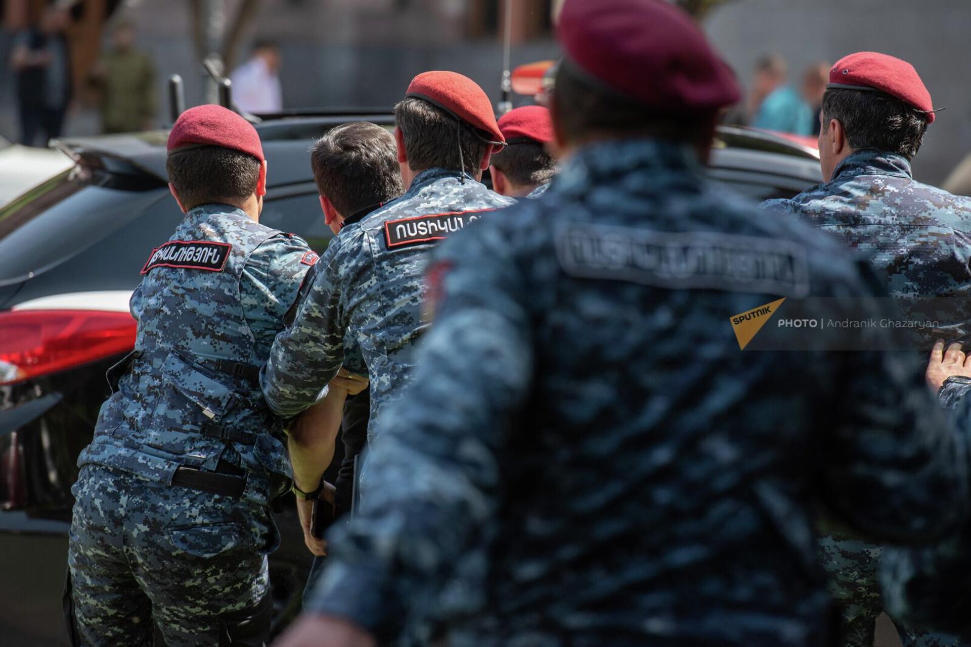 Полиция проводит арест Наири Охикяна с акции протеста на площади Республики (27 апреля 2022). Еревaн Полиция проводит арест Наири Охикяна с акции протеста на площади Республики (27 апреля 2022). Еревaн - Sputnik Արմենիա, 1920, 27.04.2022